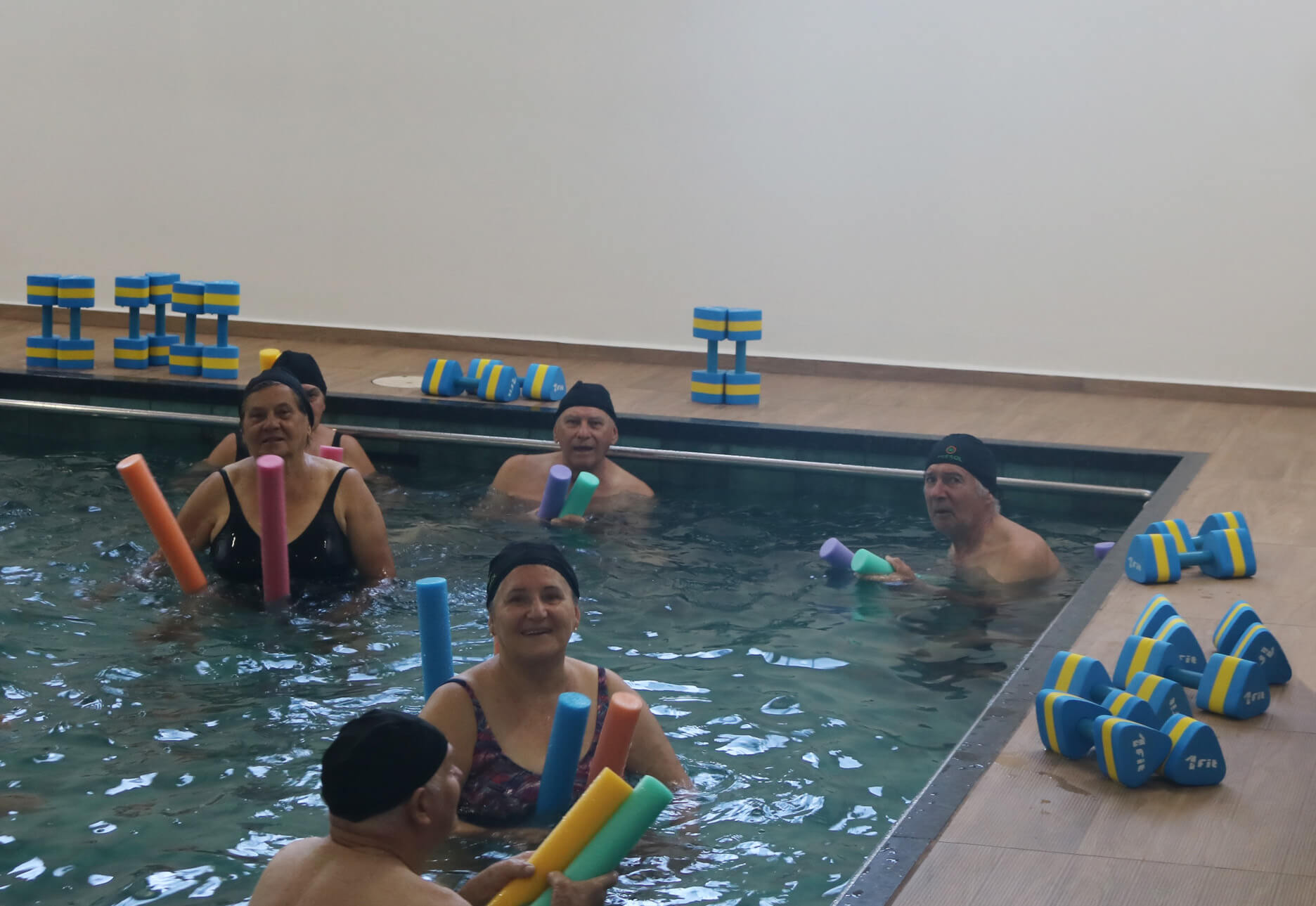 IDOSOS PARTICIPAM DE AULAS DE HIDROGINÁSTICA